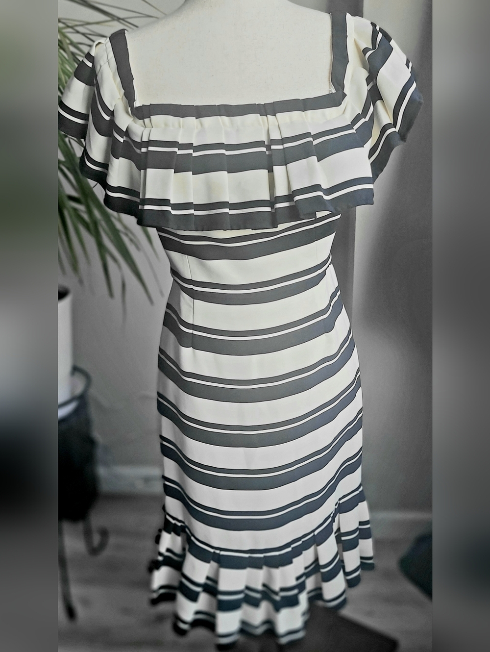 Halston Heritage Ivory Black Striped Ruffle Dress Sz 6 Off Shoulder Flounce Mid